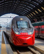Der Italo NTV ETR.675.23 der Nuovo Trasporto Viaggiatori erreicht am 12.07.2022 den Bahnhof Milano Centrale (Mailand Hbf).