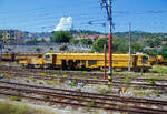 Die Plasser & Theurer Universalstopfmaschine 08 - 275 UNIMAT mit der UIC-Nr. IT-RFI 99 83 9422 012-8 der Rete Ferroviaria Italiana (RFI), geh. zur Gruppo Ferrovie dello Stato Italiane (zur Gruppe der Italienische Staatsbahnen) ist am 16.07.2022 beim Bahnhof Sapri (Kampanien) abgestellt. Aufnahme aus einem IC heraus.