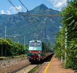  Steuerwagen voraus fährt ein Trenitalia RE von Domodossola nach Milano Centrale durch den Bahnhof Vogogna (Stazione Ferroviaria di Vogogna Ossola).