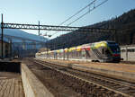 Der Trenitalia ETR 170 217, ein sechsteiliger Stadler FLIRT (MS für I / A) erreicht am 27.03.2022, als Regionalzug von Meran/Merano via Bozen/Bolzano nach Brenner/Brennero, den Bahnhof