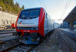 Mit neuer Mercitalia Rail Lackierung ist die Brennerlok E.412.007 (91 83 2412 007- I-TI) am 27.03.2022 beim Bahnhof Brenner / Brennero abgestellt.