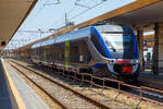 Der dreiteilige Trenitalia Minuetto Elettrico ME 100 (94 83 3501 100-x I-TI) steht am 20.07.2022 auf Gleis 2 vom Bahnhof Catania Centrale.