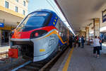 Der Trenitalia „pop“ ETR 104 060, ein vierteiliger Alstom Coradia Stream, hat am 18.07.2022, als R 5382 nach Messina Centrale, den Bahnhof Catania Centrale erreicht.