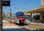 Der Trenitalia „pop“ ETR 104 060, ein vierteiliger Alstom Coradia Stream, erreicht am 18.07.2022, als R 5382 nach Messina Centrale, den Bahnhof Catania Centrale.