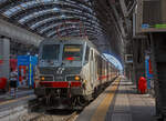 Die Trenitalia E.401.031 (91 83 2401 031-6 I-TI), ex FS E.402.031 (E.402A), erreicht am 12.07.2022, mit einem IC 555, den Bahnhof Milano Centrale (Mailand Hbf).

Die ex FS E.402A wurde 2018 durch die Trenitalia O.M.C.L. Foligno (mechanischer Teil) und dem spanischen Hersteller CAF (elektrischer Teil) zur E.401.031 umgebaut.
