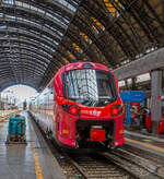 Zwei gekuppelte „pop“ der Trenitalia mit Werbung für den Giro d’Italia, vierteiliger Alstom Coradia Stream, am 12.07.2022 im Bahnhof Milano Centrale (Mailand Hbf). Am Zugschluss (hier im Bild vorne) der ETR 104 078.