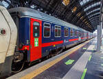 Der Trenitalia intercity notte Comfort Schlafwagen 61 83 59-90 009-8 I-TI der Gattung Bc, eingereiht als Wagen 1 in einen ICN am 12.07.2022 im Bahnhof Milano Centrale (Mailand Hbf).
