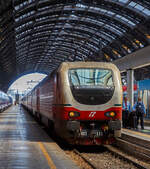 Die beiden E.402B 113 und 111 (91 83 2402 113-x I-TI und 91 83 2402 111-5 I-TI) erreichen am 12.07.2022, mit einem Trenitalia InterCity Notte (ICN), den Bahnhof Milano Centrale (Mailand Hbf).