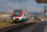 Der fünfteilige „Jazz“ ETR 425 042, ein Alstom Coradia Meridian, erreicht am 13.07.2022 als Trenitalia „Leonardo Express“ den Zielbahnhof Roma Termini (der Hauptbahnhof in