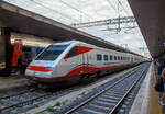 Der Trenitalia Frecciabianca ETR.463.28 (Pendolino) steht am 13.07.2022 im Bahnhof Roma Termini zur Abfahrt bereit.