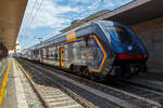 Der Trenitalia “Rock” ETR 621-010, ein sechsteiliger Elektrotriebzug vom Typ Hitachi Caravaggio, steht am 13.07.2022 im Bahnhof Roma Termini, als Regionale 12582 nach Ladispoli-Cerveteri