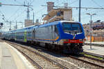 Die Trenitalia E.464.707 erreicht 14.07.2022  mit einem „Vivalto“- Doppelstock-Wendezug (Regionalzug) den Bahnhof Roma Termini (der Hauptbahnhof in Rom).