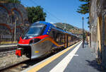 Der Trenitalia „pop“ ETR 104 007, ein vierteiliger Alstom Coradia Stream, steht am 18.07.2022, als Regionalzug nach Messina Centrale, im Bahnhof Letojanni zur Weiterfahrt bereit.