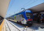 Der Trenitalia Treno 05, Treno Alta Frequentazione Ale 426 - 005/ Ale 506 - 005 (94 83 4426 005-4 I-TI), der Trenitalia steht am 16.07.2022 im Bahnhof Napoli Centrale zur Abfahrt bereit.