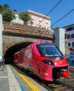 Zwei gekuppelte Trenitalia „pop“, der ETR 104 078 und hinten der ETR 104 070, zwei vierteilige Alstom Coradia Stream, mit Werbung für den Giro d’Italia, verlassen am 21.07.2022