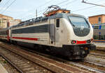 Die E 402.115 (91 83 2402 115-6 I-TI) eine E.402 B der Trenitalia (in weiß-grau-roter IC-Lackierung) steht am 23.07.2022 als Schublok mit einem Trenitalia InterCity (IC) im Bahnhof Genova Piazza