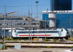 Eine Trenitalia E.403 (91 83 2402 0xx-8 I-TI), in weiß-grau-roter IC-Lackierung, ist am 16.07.2022 beim Bahnhof Napoli Centrale abgestellt.