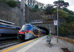 Cinque Terre Bahnhof  Riomaggiore am 23.07.2022, während hinten auf Gleis 1 der Trenitalia “Rock” ETR 521-056 als Cinque Terre Express nach La Spezia in den Bahnhof einfährt,