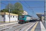 Der FS Trenitalia Regionalzug 4413 von Bari nach Lecce hält in Polignano A Mare.
