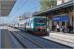 Der FS Trenitalia Regionalzug 4413 von Bari nach Lecce erreicht Polignano A Mare.