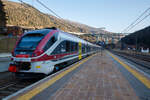 Der Trenitalia Trentino ETR 526 015, ein sechsteiliger Alstom Coradia Meridian „JAZZ“ hat am späten Nachmittag des 27 März 2022, als Regionalzug (R 17249) vom Brenner/Brennero