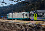 trenitalia-2/836650/die-trenitalia-e-464359-91-83 Die Trenitalia E 464.359 (91 83 2464 359-5 I-TI), eine Elektrolokomotive mit Mehrzweck-/Gepäckabteil vom Typ Bombardier TRAXX P160 DCP, am 28 März 2022 als Schublok vom Trenitalia Regional-Express (Verona Porta Nuova – Trento – Bozen – Brenner/ Brennero), im Bahnhof Gossensaß/Colle Isarco. 