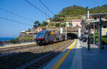 Der Trenitalia “Rock” ETR 521-015, ein fünfteiliger Elektrotriebzug vom Typ Hitachi Caravaggio, verlässt am 21 Juli 2022, als Cinque Terre Express  von La Spezia Centrale nach