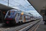 Triebzug ETR 621-012, fährt in den Bahnhof von Ferrara ein.