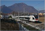 Der Trenord ETR 524 003 erreicht als S40 25419 Como - Varese den Bahnhof Arcisate, der sich im Hintergrund schon abzeichnet.