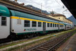 trenord-tn/726512/1-klasse-mdvc-reisezugwagen-mdvc-steht-fuer 1. Klasse MDVC-Reisezugwagen (MDVC steht für Medie Distanze Vestiboli Centrali, deutsch für Mittlere Entfernungen in Ballungsräumen) 50 83 82-87 134-3 I-TN der TRENORD, der Gattung nA am 15.09.2017 im Zugverband im Bahnhof Domodossola.

Die den Wagen handelt es sich um in Italien hergestellte Eisenbahnwaggons die speziell für den Einsatz für mittlere Entfernungen wie z.B. RE (Regionalexpress Züge).. 

TECHNISCHE DATEN: 
Spurweite: 1.435 mm
Länge über Puffer:  26.400 mm
Breite: 2.825 mm
Höhe: 3.965 mm
Drehzapfenabstand: 19.000 mm
Achsstand im Drehgestell:  2.400 mm
Laufraddurchmesser : 860 mm (neu)
Fußbodenhöhe: 1090 mm
Eigengewicht: 39 t
Sitzplätze:  82 (1. Klasse) 
Höchstgeschwindigkeit:  160 km/h
Bremsbauart:  Freno WU-R 59 t