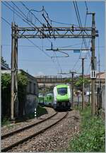 Ein Trenord ETR 421 hat den Bahnhof von Varese Nord verlassen und ist nun auf dem Weg nach o Milano Cadorna.