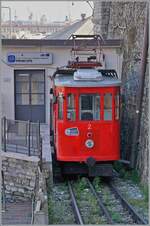 Angekommen! Der Triebwagen N° 2 der Ferrovia Principe-Granarolo Zahnradbahn hat die  Talstation  Principe erreicht.
