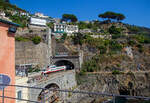 Der Trenitalia Frecciabianca ETR 460.23 (Pendolino) fährt am 22.07.2022 durch den Bahnhof Riomaggiore (Cinque Terre) in Richtung La Spezia bzw.