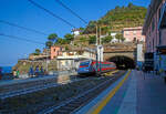Der Trenitalia Frecciargento ETR 485 - 34 (Pendolino) fährt am 22.07.2022 durch den Bahnhof Riomaggiore in Richtung Genova.
