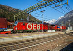 In Doppeltraktion fahren die beiden ÖBB Vectron MS 1293 046-9 und 1293 035-2 am 27.03.2022 mit einem langen „Winner“-KLV-Zug durch den Bahnhof Gossensaß/Colle Isarco zum