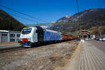 Die EU43 – 003 (91 83 2043 003-9 I-RTC) der Rail Traction Company (RTC) im Lokomotion Design fährt am 28.03.2022 vom Brenner kommend mit einem offenen Güterzug (DB Wagen der Gattung