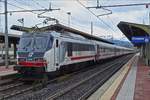 Der Inter-City wird von der Lok E 401 031 in den Bahnhof von Firenze Campo di Marte geschoben.