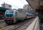 Die E 402.105 (91 83 2402 105-7 I-TI) eine E.402 B der Trenitalia (in grün-weißer Lackierung) steht am 23.07.2022 mit einem Trenitalia InterCity (IC) im Bahnhof Genova Piazza Principe.