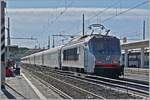 Die Schublok des FS Trenitalia interCity iC 501 von Sestri Levante nach Napoli zeigt sich vollen Gegenlicht, welches dem Zug zudem auch noch die Farbe raubt. Trotzdem wollte ich die in Chivitavecchia ausfahrenden FS Treniatlla E.401 008 fotografisch festhalben, da man die Lok nicht so oft zu sehen bekommt. 

27. Sept. 2025

