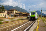 Der vierteilige Trenord “Rock” ETR 421-030 hat am 12.07.2022, als Regionalzug von Milano, den Ziel-Bahnhof Domodossola erreicht. Rechts steht die BLS Cargo AG vermietete X 4 E – 715 / 193 715-0  (91 80 6193 715-0 D-DISPO) der MRCE Dispolok GmbH (München) mit einem RAlpin-ROLA-Zug nach Novara.