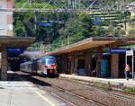 Zwei gekuppelte Trenitalia „pop“, der ETR 104 101und der ETR 104 037, zwei vierteilige Alstom Coradia Stream, erreichen am 22.07.2022, als Regio 3269 (Sestri Levante - La Spezia Centrale)
