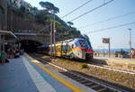 Zwei gekuppelte Trenitalia „pop“, der ETR 104 037 und der ETR 104 101 (noch im Tunnel), zwei vierteilige Alstom Coradia Stream, erreichen am 22.07.2022, als Regio (La Spezia Centrale - Sestri Levante) den Bahnhof Riomaggiore (Cinque Terre). 