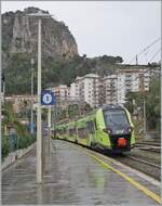 Der FS Trenitalia ETR 104 289 ist als R 12878 von Palermo nach San Agata Militello unterwegs und hat nach dem kurzen Halt in Cefalù verlassen.