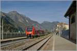 Der Blick geht vom südlichsten Bahnhof aus Richtung Norden und zeigt den als RV VdA 2718 von Aosta nach Torino Porta Nuova fahrenden FS Trenitalia BUM BTR 813 001. Er verlässt nach seinem Halt in Pont S.Martin und bei der anschliessenden Weiterfahrt das Aostatal. 

12. Oktober 2023