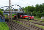 Abgestellt unter der Langenauer Brücke in Kreuztal (nahe dem Rbf) sind am 21 Mai 2024, von links nach rechts die Loks der DB Cargo AG:
Die beiden neuen Zweikraftlokomotiven „Siemens Vectron Dual Mode light“ (BR 249), vorne rechts di ...