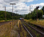 Die an die RTB Cargo (RATH Gruppe/Rurtalbahn) vermietete Railpool 186 297-8 (91 80 6186 297-8 D-Rpool), fährt am 11 Juli 2025 mit einer weiteren kalten 185 oder 186er und mit einem langen geschlossen Doppelstock- Autotransportzug der ARS Altmann ...