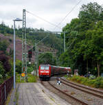 Die 146 002-1 (91 80 6146 002-1 D-DB) der DB Regio NRW passiert am 10 Juni 2024, mit dem RE 9 (rsx - Rhein-Sieg-Express) Aachen - Köln – Siegen, den Bahnübergang Bü 120,9 der Siegstecke (KBS 460) und erreicht so mit ca. 25 Minute ...