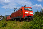 Die 152 058-4 (91 80 6152 058-4 D-DB) der DB Cargo Deutschland AG fährt am 19 September 2024, mit einem Röhrenzug durch Kirchen (Sieg) in Richtung Köln. Der Zug bestand aus Drehgestellflachwagen mit Niederbindeeinrichtungen der Gattung ...