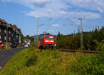 Die 152 058-4 (91 80 6152 058-4 D-DB) der DB Cargo Deutschland AG fährt am 19 September 2024, mit einem Röhrenzug durch Kirchen (Sieg) in Richtung Köln. Der Zug bestand aus Drehgestellflachwagen mit Niederbindeeinrichtungen der Gattung ...