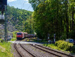 Die 185 010-6 (91 80 6185 010-6 D-DB) der DB Cargo AG fährt am 09 Mai 2025 mit einem gemischten Güterzug durch der Bahnhof Kirchen/Sieg in Richtung Siegen.

Die TRAXX F140 AC wurde 2001 von ABB Daimler-Benz Transportation GmbH, (Adtranz)  ...